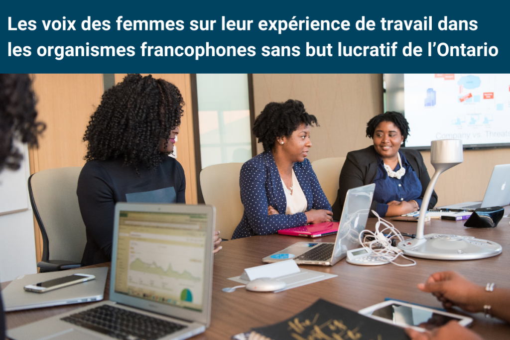 Photo de trois femmes en réunion assises à une table